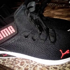 **PUMA WOMENS SNEAKERS** SIZE 8* WOMENS*BLACK AND PINK*